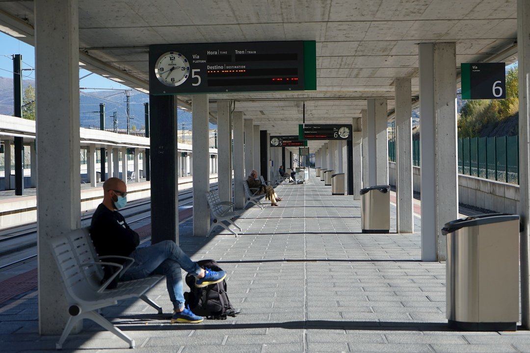 Un pasajero espera en la estación de tren ADIF de Segovia, Castilla y León, España, a 30 de octubre de 2020
