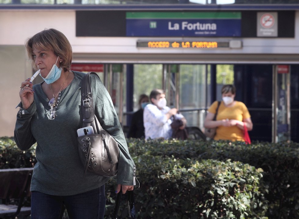 Una mujer fuma con un cigarrillo electrónico junto a la parada de Metro La Fortuna en el barrio La Fortuna de Leganés, en Madrid (España), a 23 de septiembre de 2020. El área de La Fortuna ha registrado 932 casos de coronavirus por cada 100.000 habitantes