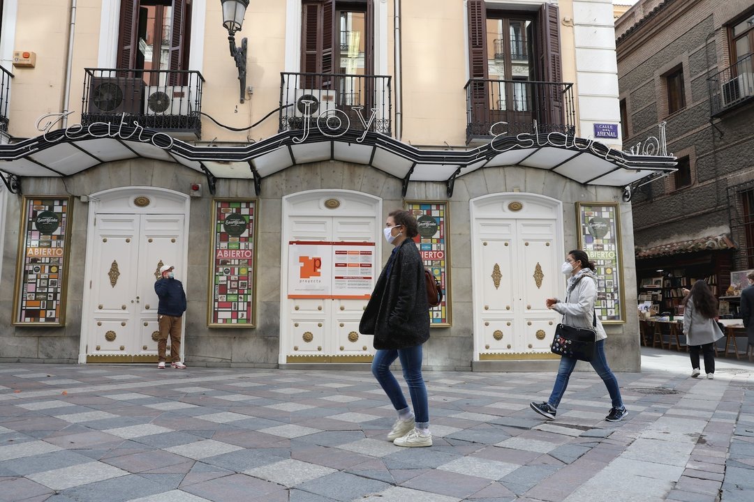 Dos mujeres pasan por las inmediaciones de la sala Joy Eslava un día después del anuncio de su cierre temporal, en Madrid (España),  