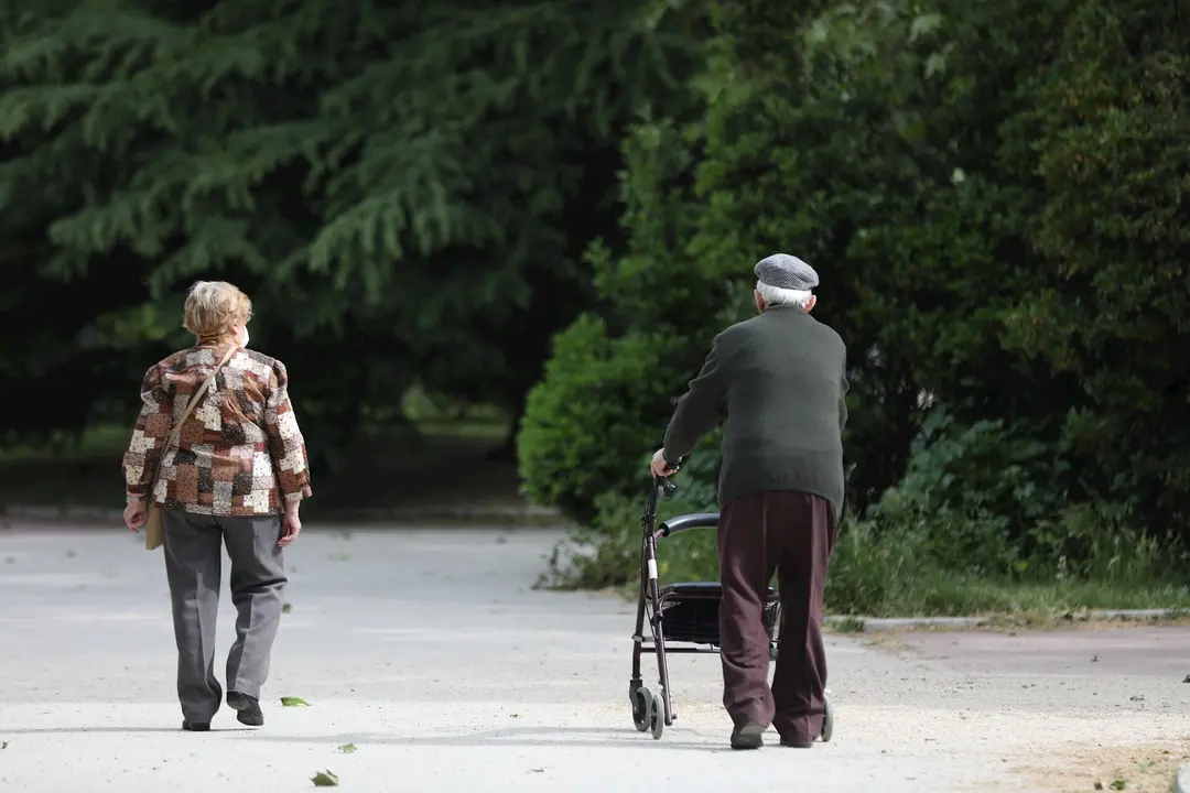 Una mujer y un hombre de edad avanzada con andador paseando. En Madrid, (Espa&ntilde;a), a 7 de mayo de 2020.