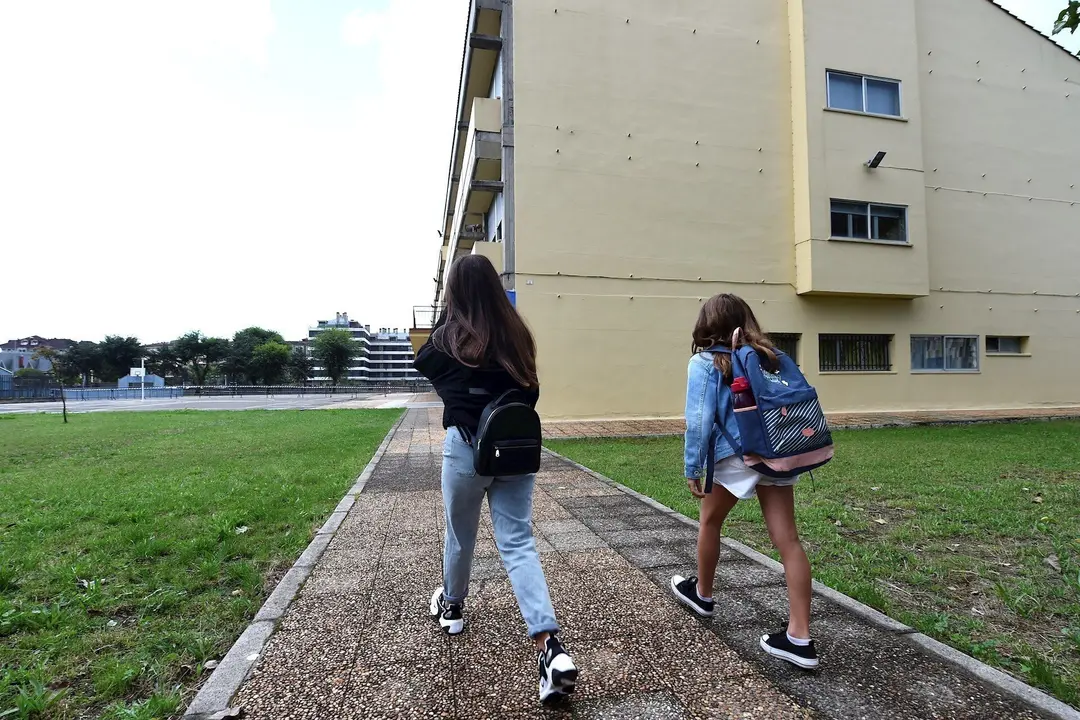 Alumnas acudiendo a un centro educativo de Cantabria. Archivo