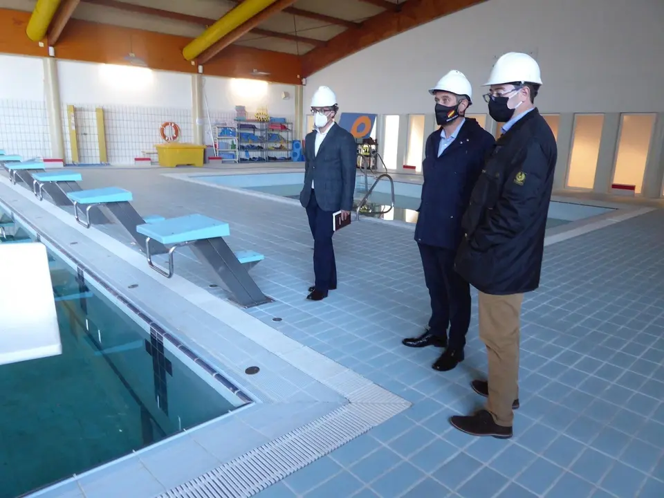 Visita del concejal de Deportes y del portavoz del Ayuntamiento de Santander a la piscina municipal