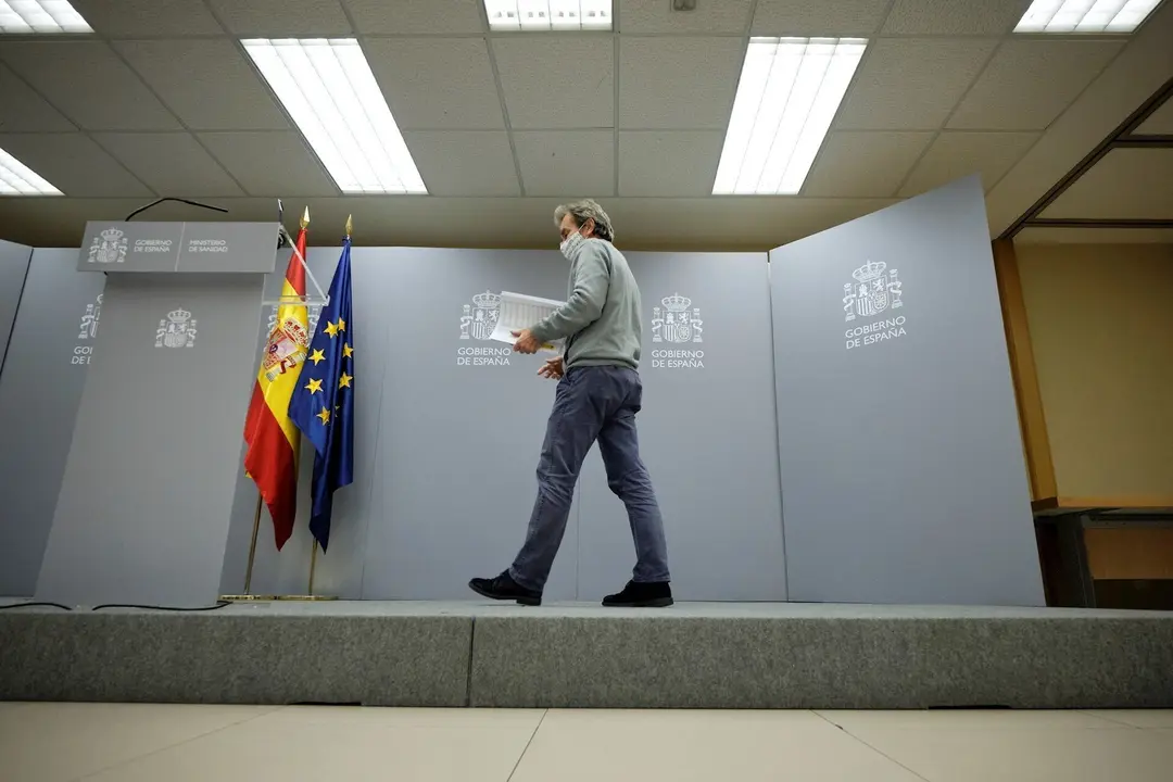 El director del Centro de Coordinaci&oacute;n de Alertas y Emergencias Sanitarias (CCAES), Fernando Sim&oacute;n, ofrece una rueda de prensa para informar sobre la evoluci&oacute;n de la pandemia de coronavirus, en el Ministerio de Sanidad, Madrid (Espa&ntilde;a), a 12 de noviembre.