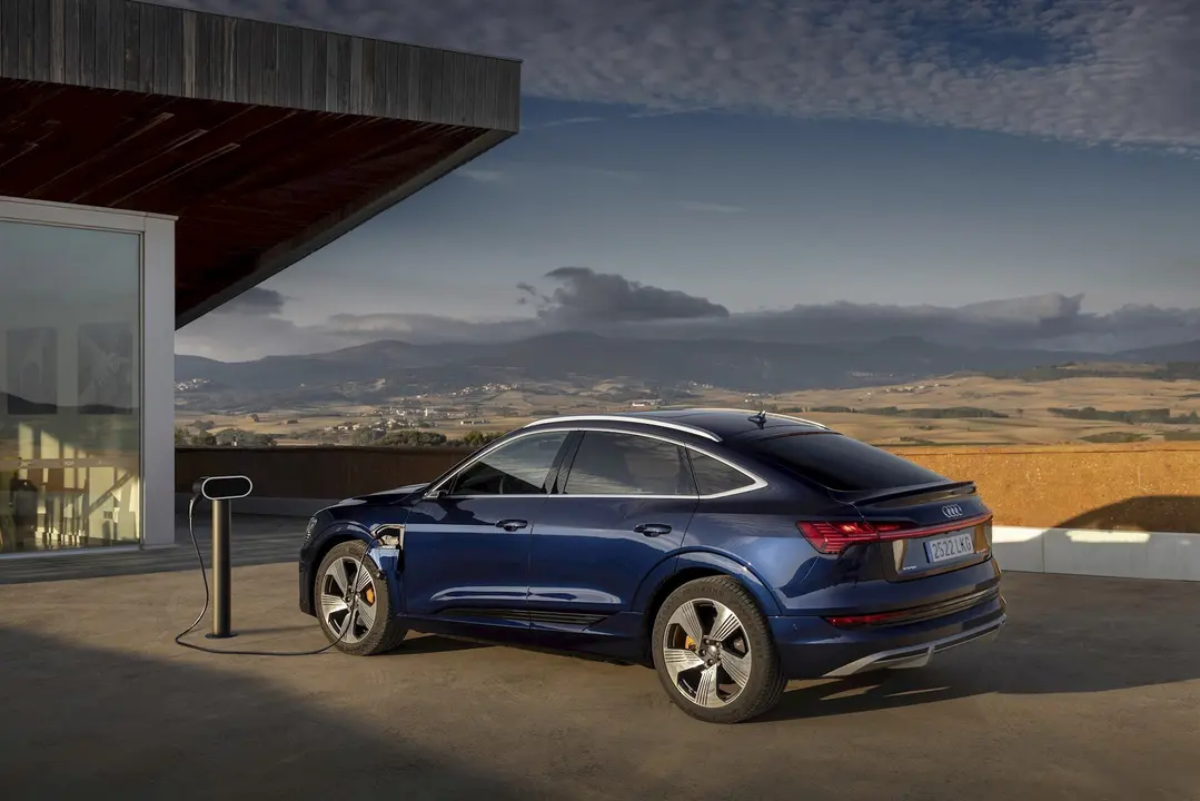 Imagen de un veh&iacute;culo el&eacute;ctrico carg&aacute;ndose. 