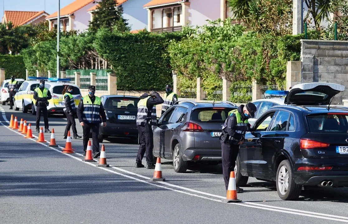Control policial en rotoda Corban , en Santander.