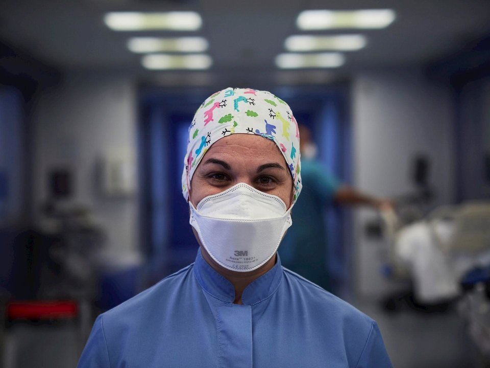 Una enfermera protegida con mascarilla mira a la cámara en las instalaciones pertenecientes a la UCI de la Clínica Universidad de Navarra, en Pamplona, Navarra, (España), a 10 de noviembre de 2020.