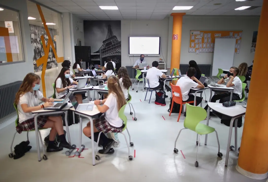 Alumnos y profesor en un aula