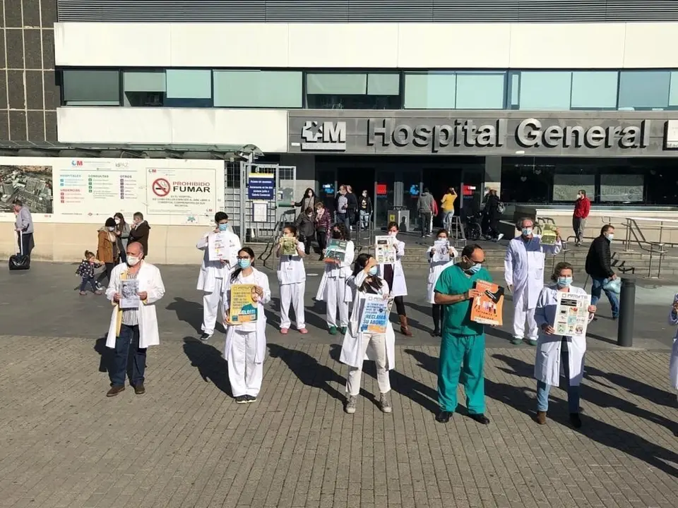 Los m&eacute;dicos se concentran en los centros sanitarios reclamando di&aacute;logo y retirada del RDL 29/2020 antes de la huelga del 24 de noviembre.