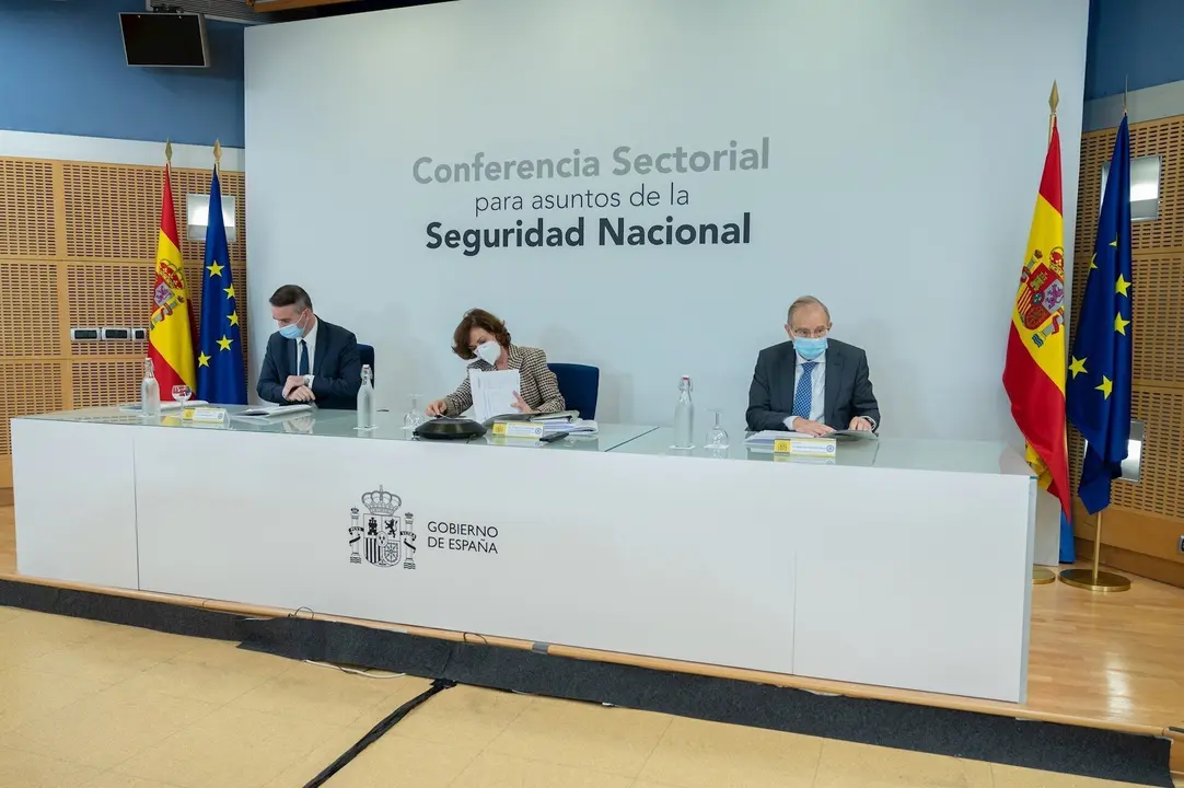 La vicepresidenta primera del Gobierno, Carmen Calvo, junto al director de Seguridad Nacional, Miguel &Aacute;ngel Ballesteros, y el director de Gabinete de Presidencia del Gobierno, Iv&aacute;n Redondo