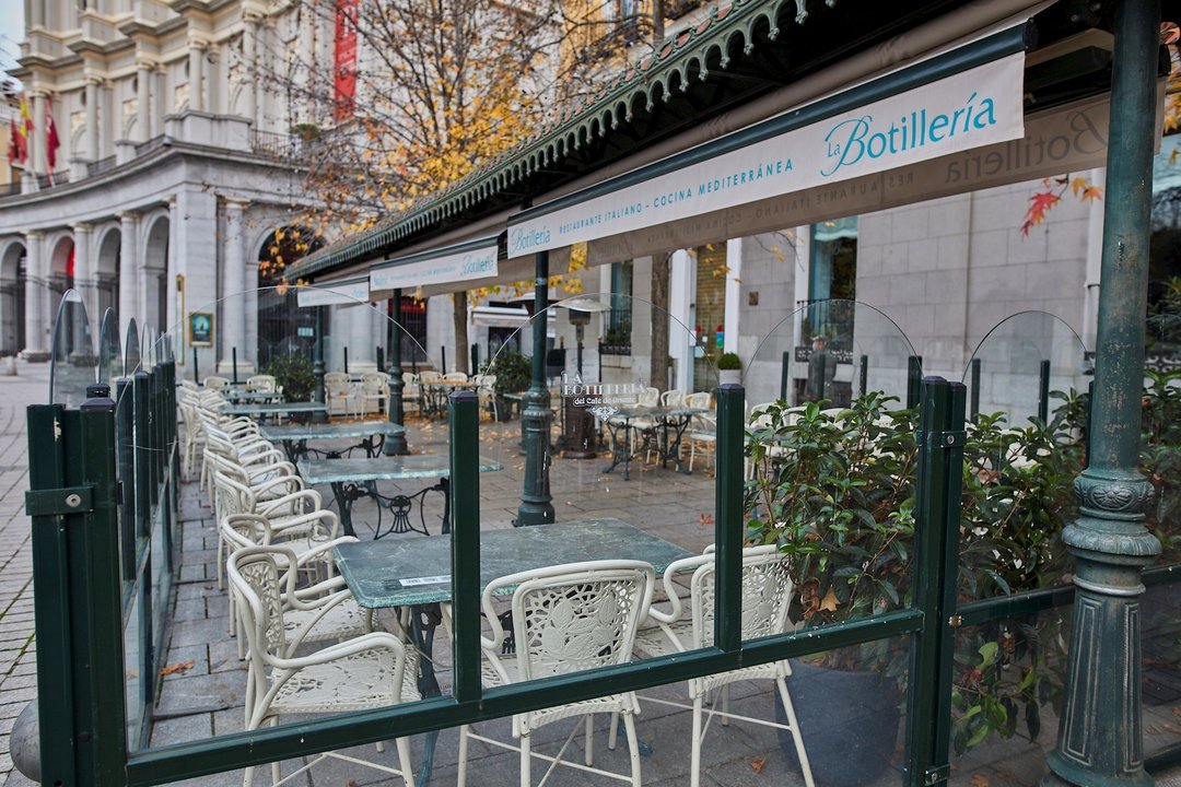 Mampara instalada en un restaurante de la Plaza de Oriente, en Madrid (España)