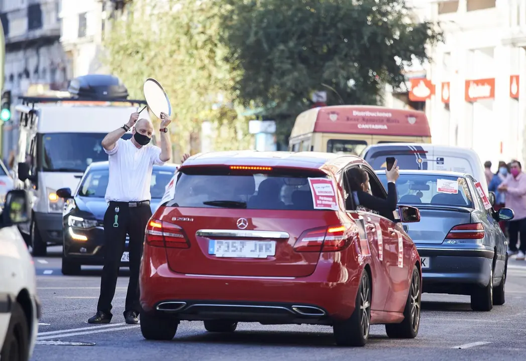 EuropaPress_3424434_varias_personas_participan_vehiculos_protesta_sector_hosteleria