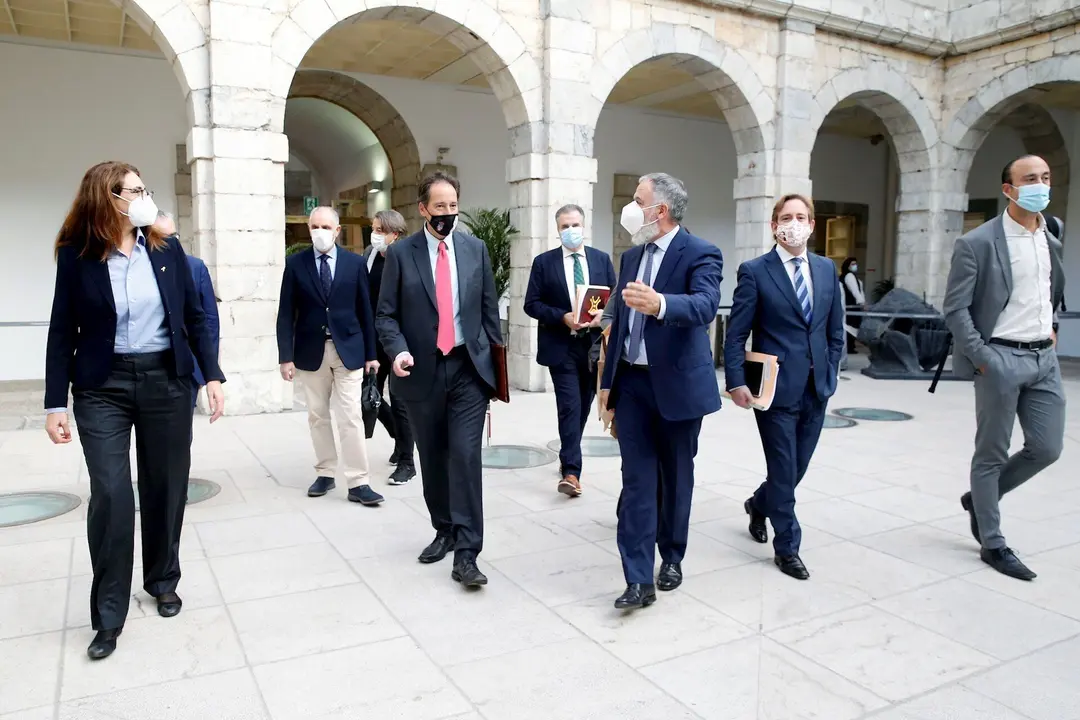 Gochicoa con los altos cargos de Obras P&uacute;blicasy diputados regionales