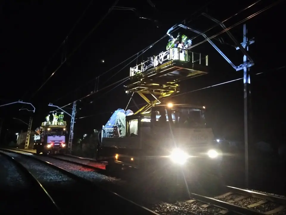 EuropaPress_3437419_obras_catenaria_tramo_reinosa-corrales