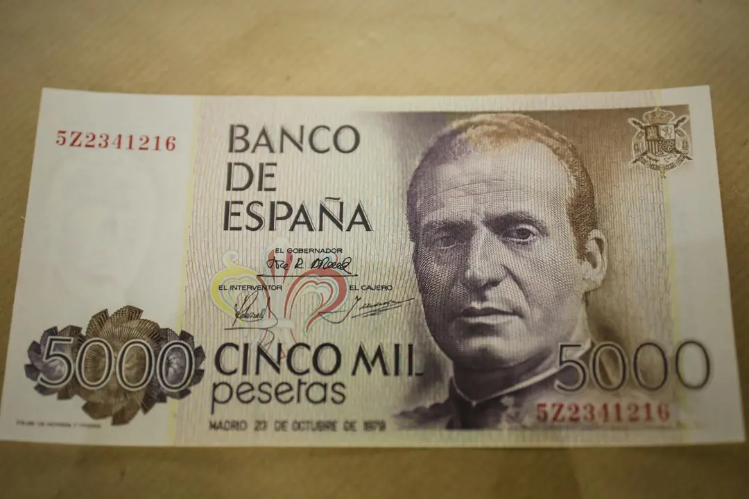 EuropaPress_3265779_billete_5000_pesetas_rostro_rey_emerito_juan_carlos_filatelia-numismatica