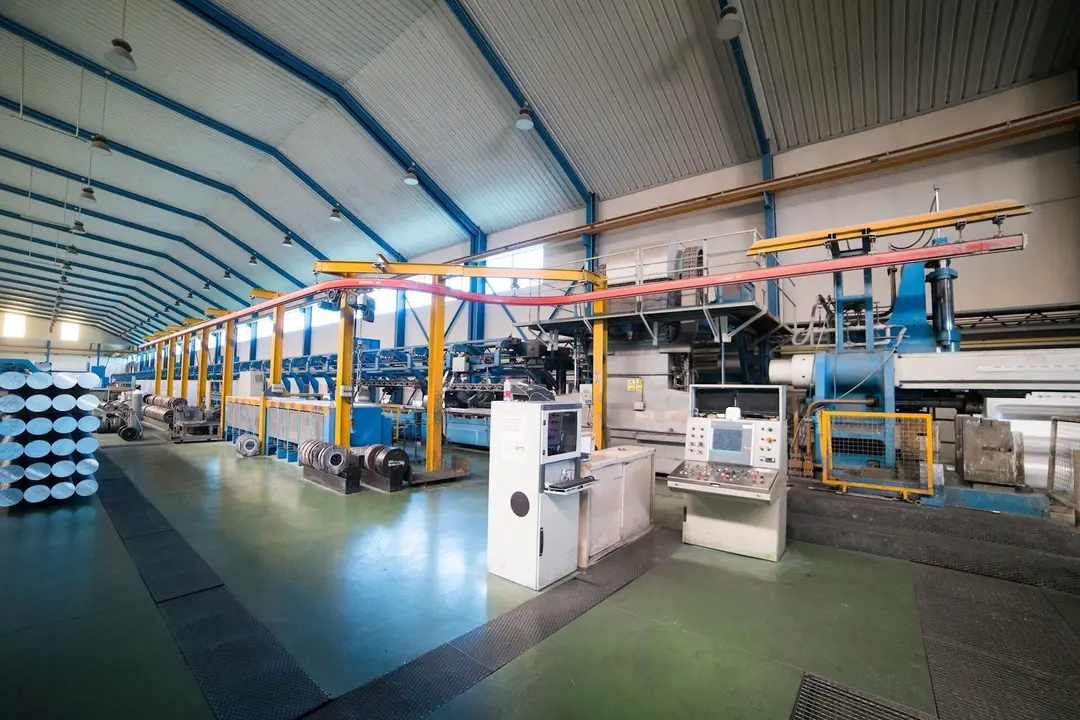 Interior de las instalaciones de la empresa Extrusi&oacute;n Toledo, innovadora en la fabricaci&oacute;n de perfiles met&aacute;licos, que ha creado y patentado un modelo de separadores en restaurantes durante la pandemia de Covid-19, en Toledo