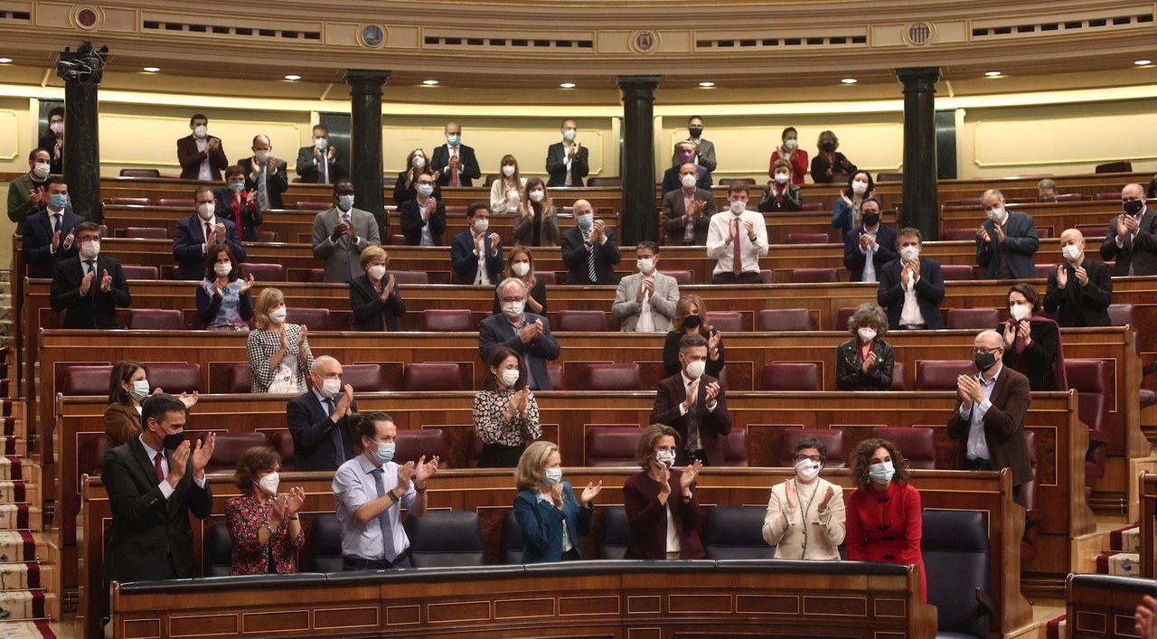 Diputados aplauden en el Pleno del Congreso el día de debate de totalidad del Proyecto de Ley de Presupuestos Generales del Estado para el año 2021