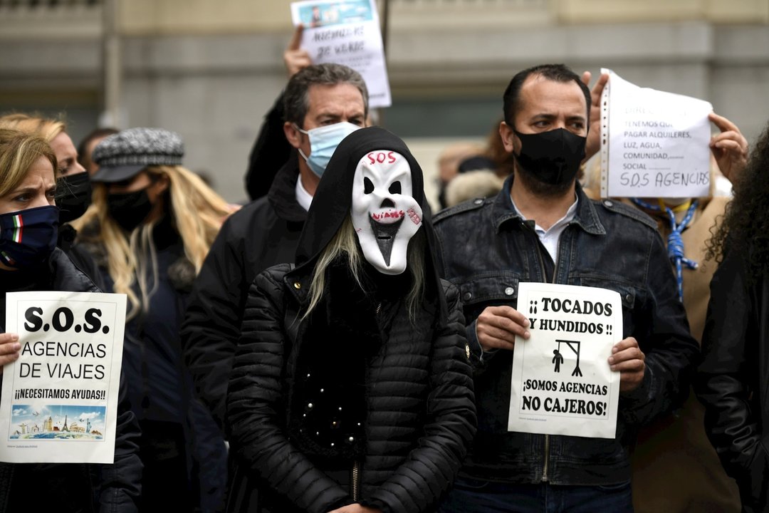 Trabajadores del sector de las agencias se concentran con caretas similares a la del film 'Scary movie' y carteles reivindicativos frente al Congreso de los Diputados, en Madrid (España), a 18 de noviembre de 2020.