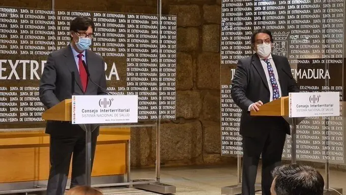 El ministro de Sanidad, Salvador Illa, y el consejero extreme&ntilde;o de Sanidad, Jos&eacute; Mar&iacute;a Vergeles