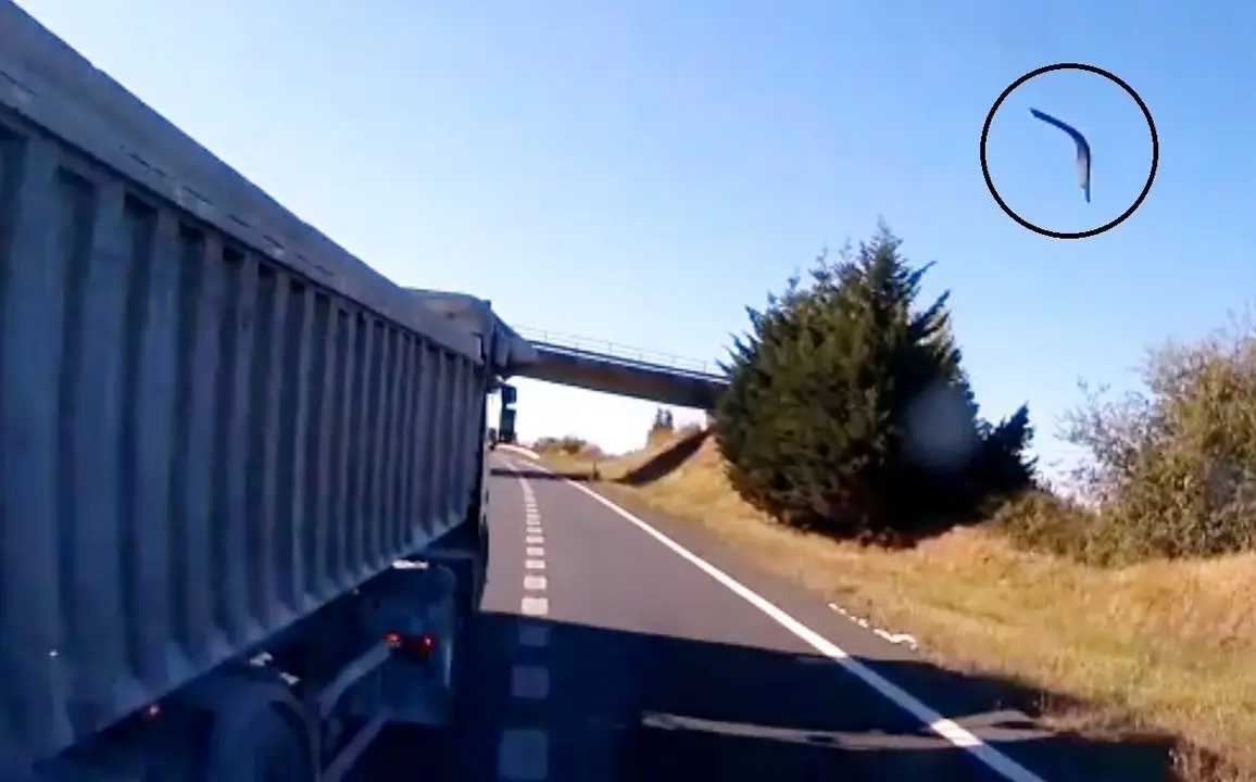 Corte de paso e impacto, vi&eacute;ndose saltar una pieza de la cabina procedente del cami&oacute;n de la v&iacute;ctima