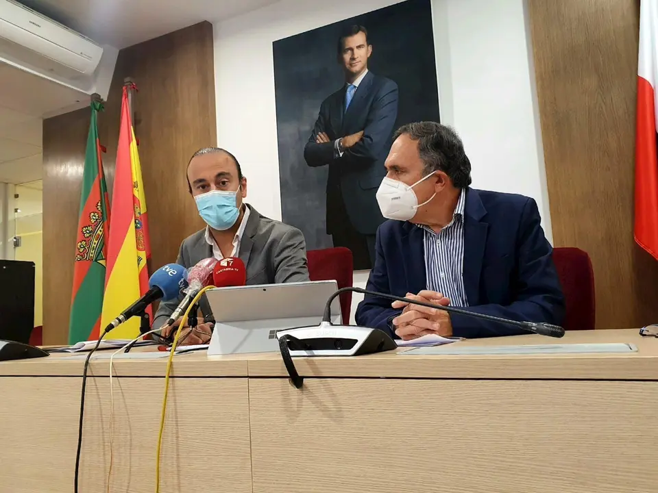 El alcalde de Torrelavega, Javier L&oacute;pez Estrada, y el primer teniente de alcalde, Jos&eacute; Manuel Cruz Viadero, en la rueda de prensa