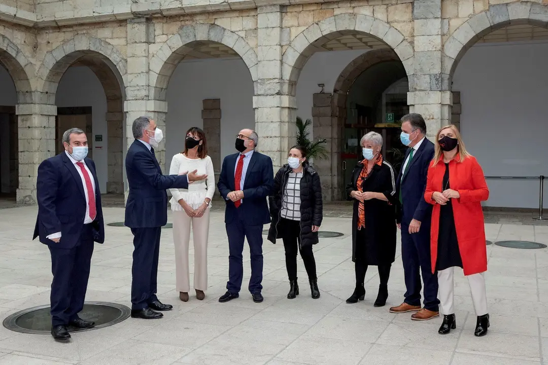 El consejero de Sanidad, Miguel Rodr&iacute;guez, y representantes de los grupos del Parlamento