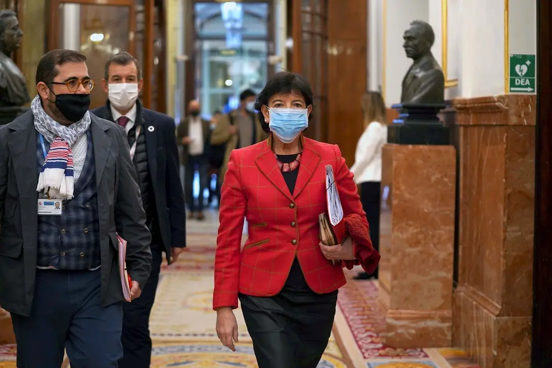 La ministra de Educaci&oacute;n y Formaci&oacute;n Profesional, Isabel Cela&aacute;, camina por un pasillo del Congreso este jueves, d&iacute;a en que se debate y vota la LOMLOE, la reforma educativa m&aacute;s conocida como 'Ley Cela&aacute;'