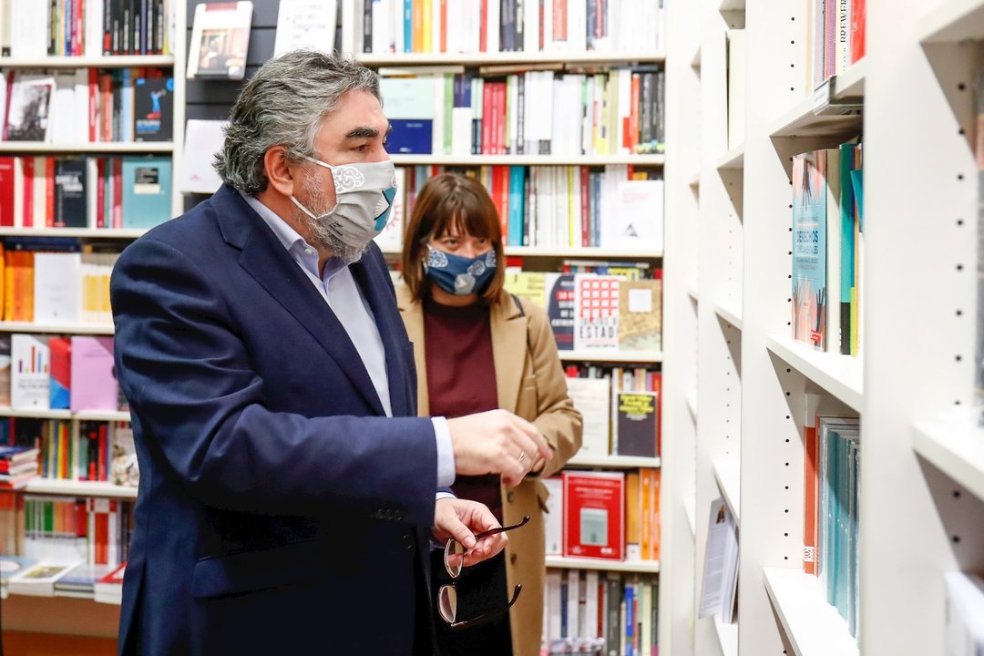El ministro de Cultura y Deporte, José Manuel Rodríguez Uribes, durante un recorrido por varias librerías independientes