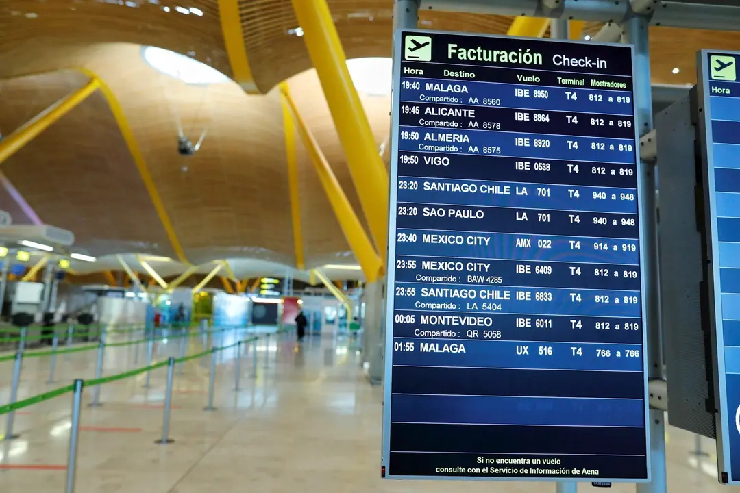 Paneles informativos de la T4 del Aeropuerto de Madrid-Barajas Adolfo Su&aacute;rez durante el primer d&iacute;a con nuevas restricciones en la movilidad, en Madrid, (Espa&ntilde;a)