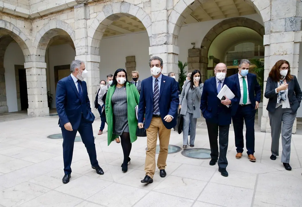 El consejero de Innovaci&oacute;n, Industria, Transporte y Comercio, Francisco Mart&iacute;n, junto a representantes de los grupos parlamentarios