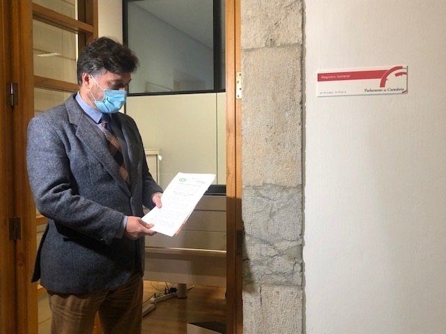 El portavoz parlamentario de Vox, Cristóbal Palacio, registra la enmienda a la totalidad al proyecto de Presupuestos de Cantabria para 2021