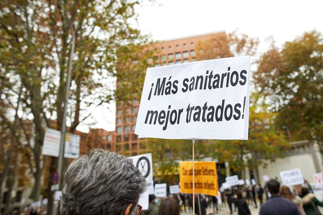 Una persona sostiene una pancarta donde se lee "'¡Más sanitarios mejor tratados!" durante una concentración de Enfermería de Madrid Unida, frente al Ministerio de Sanidad, en Madrid (España), a 15 de noviembre de 2020.