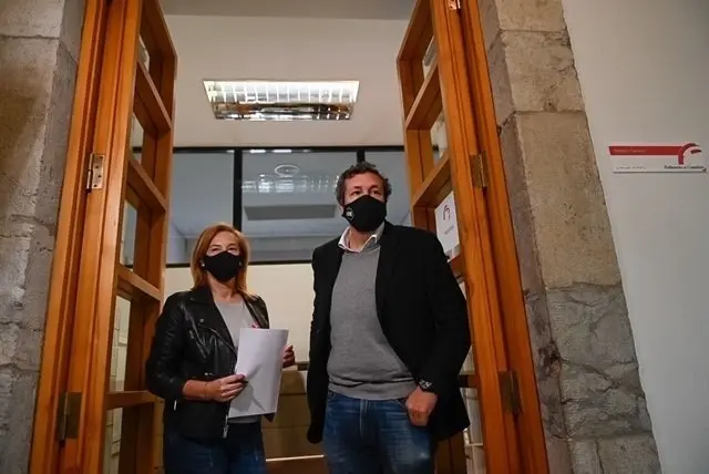Los diputados del PP Mar&iacute;a Jos&eacute; Gonz&aacute;lez Revuelta e &Iacute;&ntilde;igo Fern&aacute;ndez presentan la enmienda a la totalidad del grupo popular al proyecto de Presupuestos de Cantabria para 2021