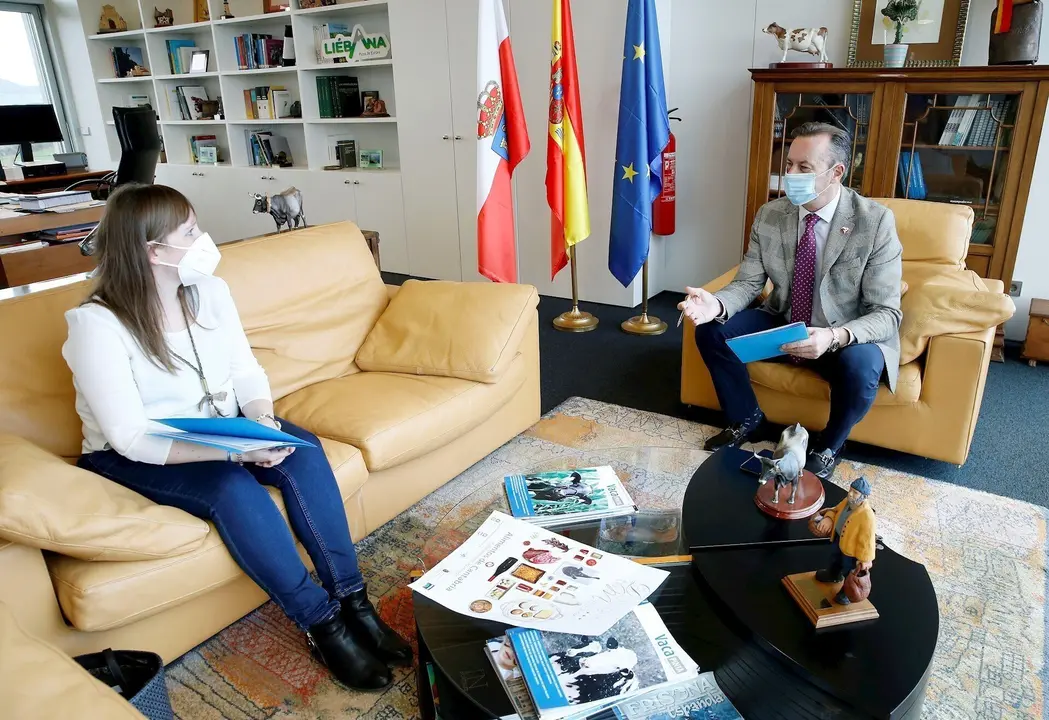 El consejero de Desarrollo Rural, Ganader&iacute;a, Pesca, Alimentaci&oacute;n y Medio Ambiente, Guillermo Blanco, recibe a la alcaldesa de Bareyo, &Aacute;ngela Ruiz