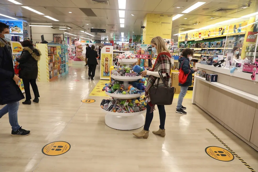 Personas en un centro comercial.