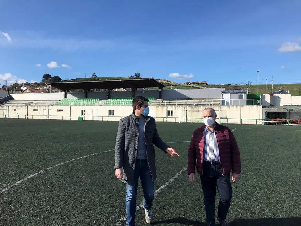 El concejal de Deporte de Astillero, Alejandro Hoz, con el presidente de La Cultural de Guarnizo en los campos de El Pilar