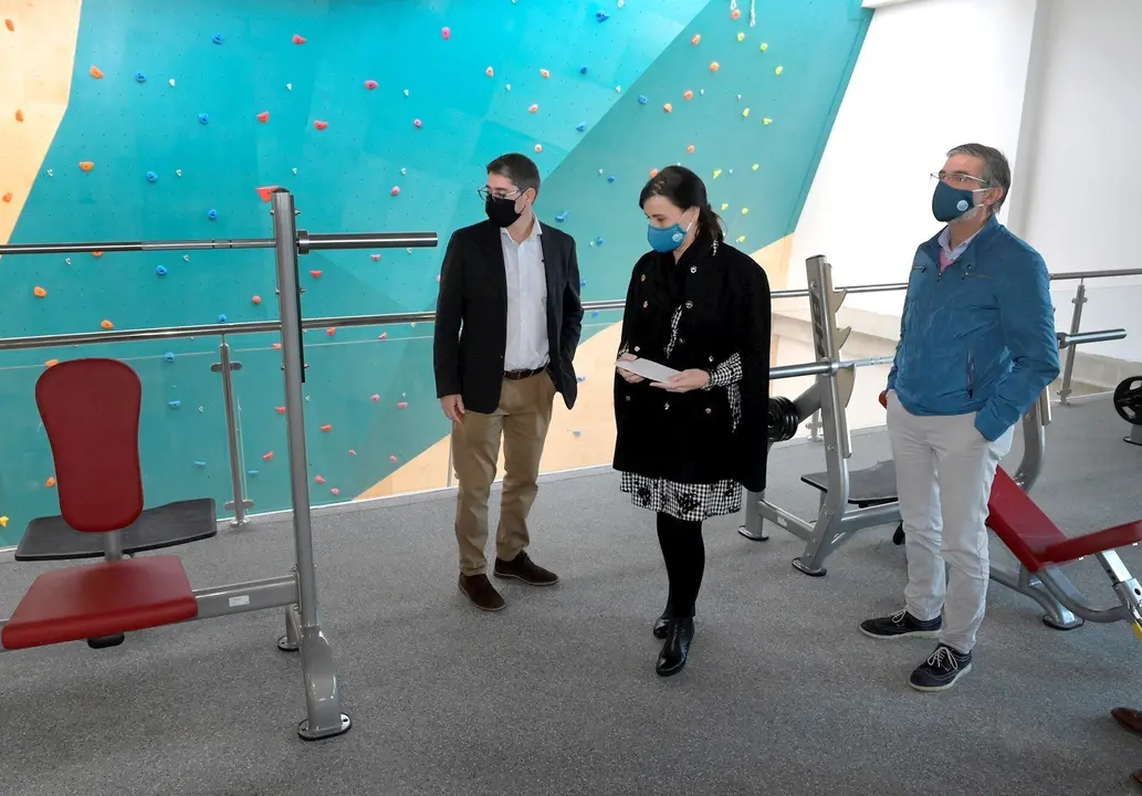 La alcaldesa, Gema Igual, visita el fin de obra de la piscina del complejo