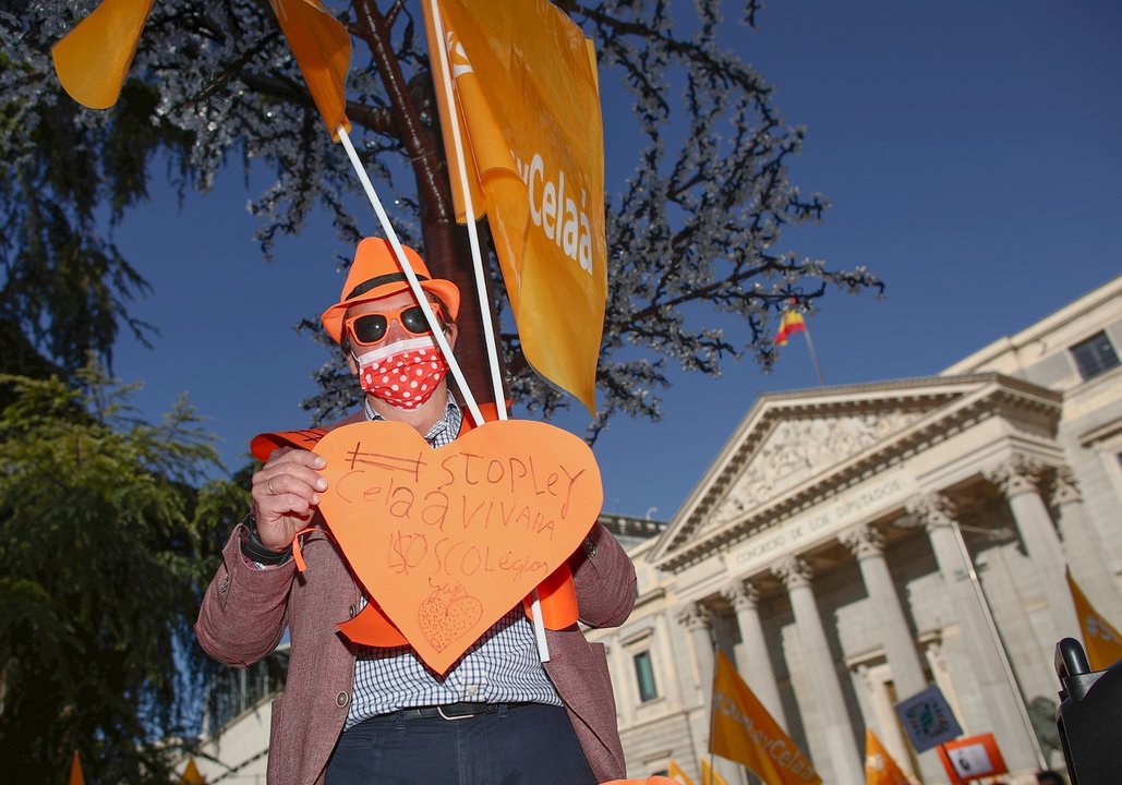 Un hombre sostiene una pancarta en una manifestación contra la Ley Celaá en el Congreso, el día de su aprobación, en Madrid (España), a 19 de noviembre de 2020. En esta manifestación han participado colectivos de la educación concertada y ha sido convocad