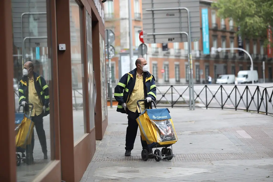Un trabajador de Correos durante su jornada laboral