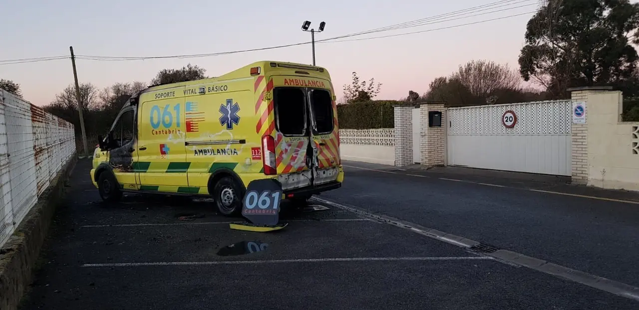 Ambulancia quemada en Laredo