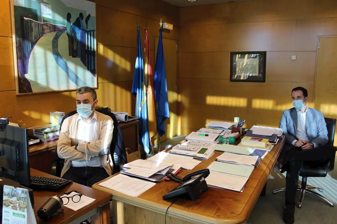 El director general del Medio Natural y Planificaci&oacute;n Rural, David Villar, y el consejero de Medio Rural y Cohesi&oacute;n Territorial, Alejandro Calvo, reunidos con consejeros de Castilla y Le&oacute;n, Cantabria y Galicia.