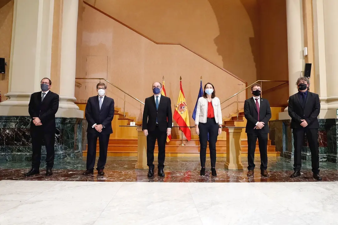 La ministra de Industria, Comercio y Turismo, Reyes Maroto (3d), preside la Mesa de la Automoci&oacute;n, en Edificio Pignatelli, sede del Ejecutivo aragon&eacute;s, en Zaragoza.