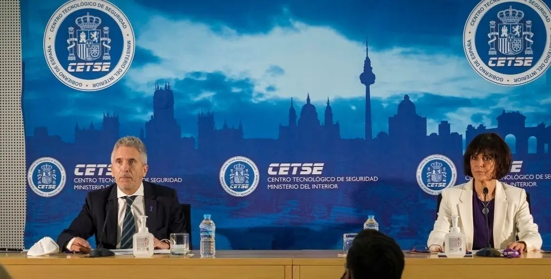 El ministro del Interior, Fernando Grande-Marlaska y la jefa del &Aacute;rea de Violencia de G&eacute;nero, Formaci&oacute;n y Estudios de la Secretar&iacute;a de Estado de Seguridad, Maria Jes&uacute;s Cantos, en rueda de prensa