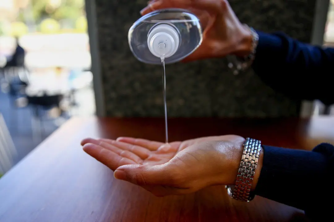 Una persona se desinfecta las manos con gel hidroalcoh&oacute;lico, en Madrid, (Espa&ntilde;a), a 16 de octubre de 2020. Seg&uacute;n Investigadores de la Universidad de Medicina de Kioto, en Jap&oacute;n, el Covid-19 es capaz de permanecer en la piel humana hasta 9 horas, a diferen