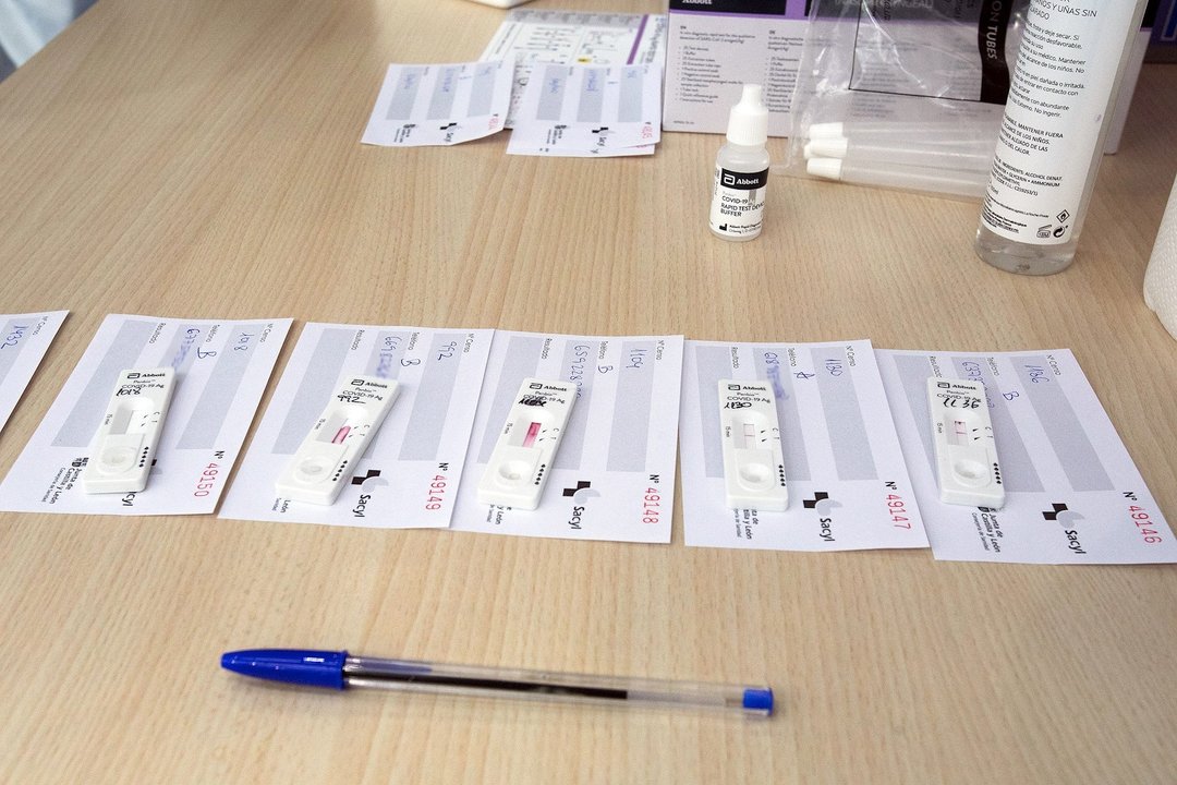 Tests de antígenos en una mesa en un recinto deportivo donde se están practicando pruebas.