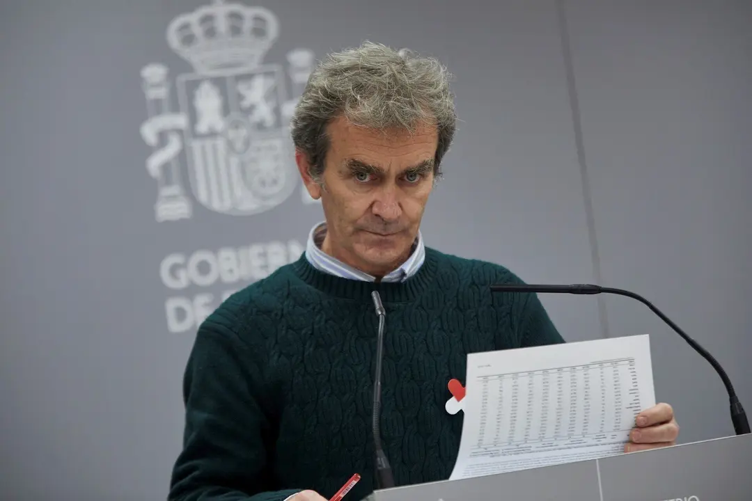 El director del Centro de Coordinaci&oacute;n de Alertas y Emergencias Sanitarias (CCAES), Fernando Sim&oacute;n, ofrece una rueda de prensa para informar sobre la evoluci&oacute;n de la pandemia de coronavirus, en el Ministerio de Sanidad, Madrid (Espa&ntilde;a), a 19 de noviembre.