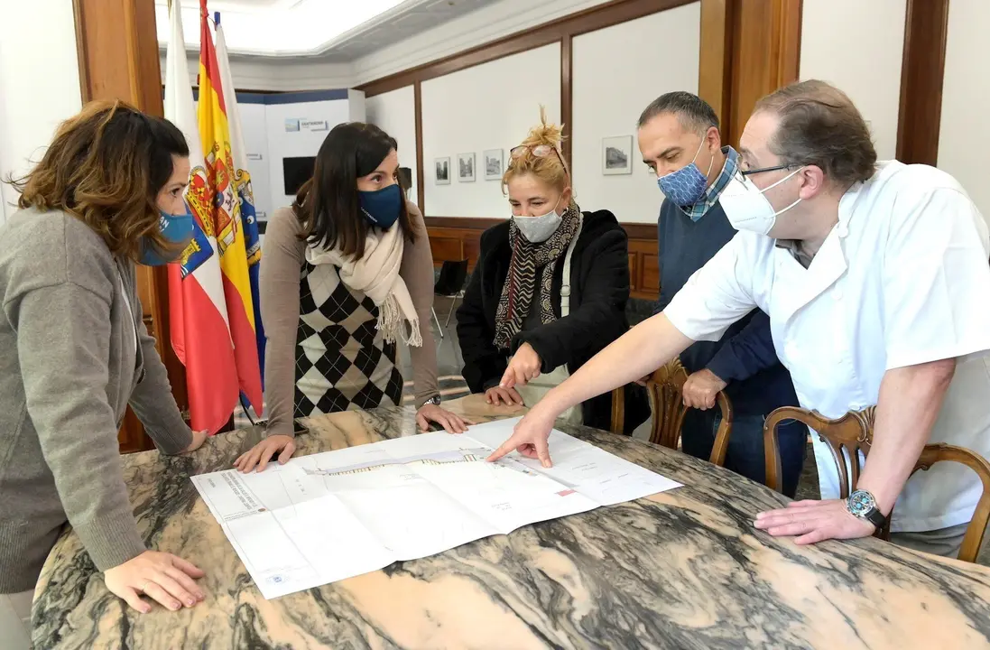 Reuni&oacute;n de la alcaldesa de Santander con comerciantes Mercado de la Esperanza
