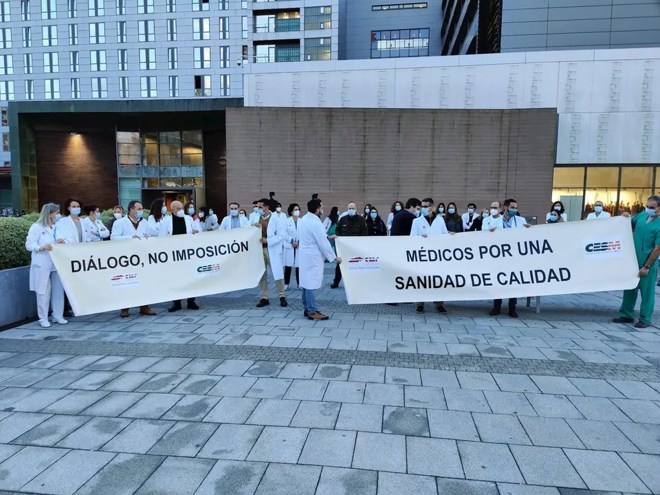Cocnentraci&oacute;n de m&eacute;dicos ante el Hospital Valdecilla