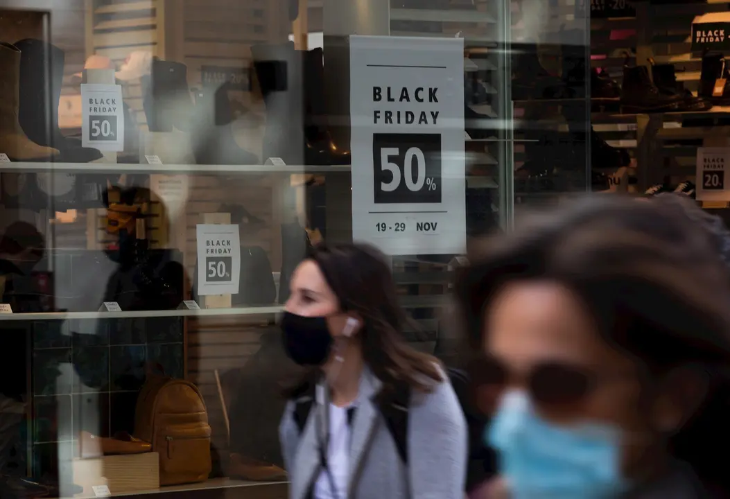 Carteles con descuento adelantando el 'Black Friday' 2020. En Sevilla (Andaluc&iacute;a, Espa&ntilde;a), a 20 de noviembre de 2020.