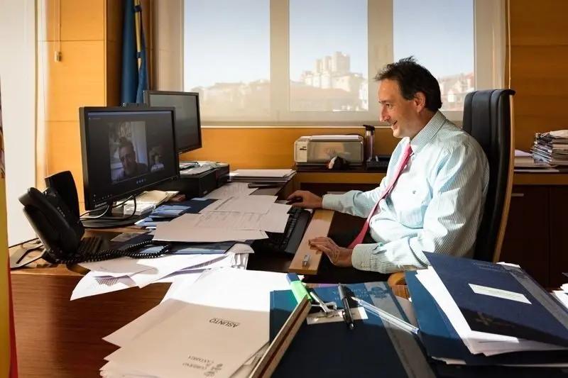 13:30.- Despacho del consejero. El consejero de Obras P&uacute;blicas, Ordenaci&oacute;n del Territorio y Urbanismo, Jos&eacute; Luis Gochicoa, se re&uacute;ne, v&iacute;a telem&aacute;tica, con el alcalde de Cillorigo de Li&eacute;bana, Jes&uacute;s Mar&iacute;a Cuevas. 18 de noviembre de 2020 &copy; Ra&uacute;l Lucio