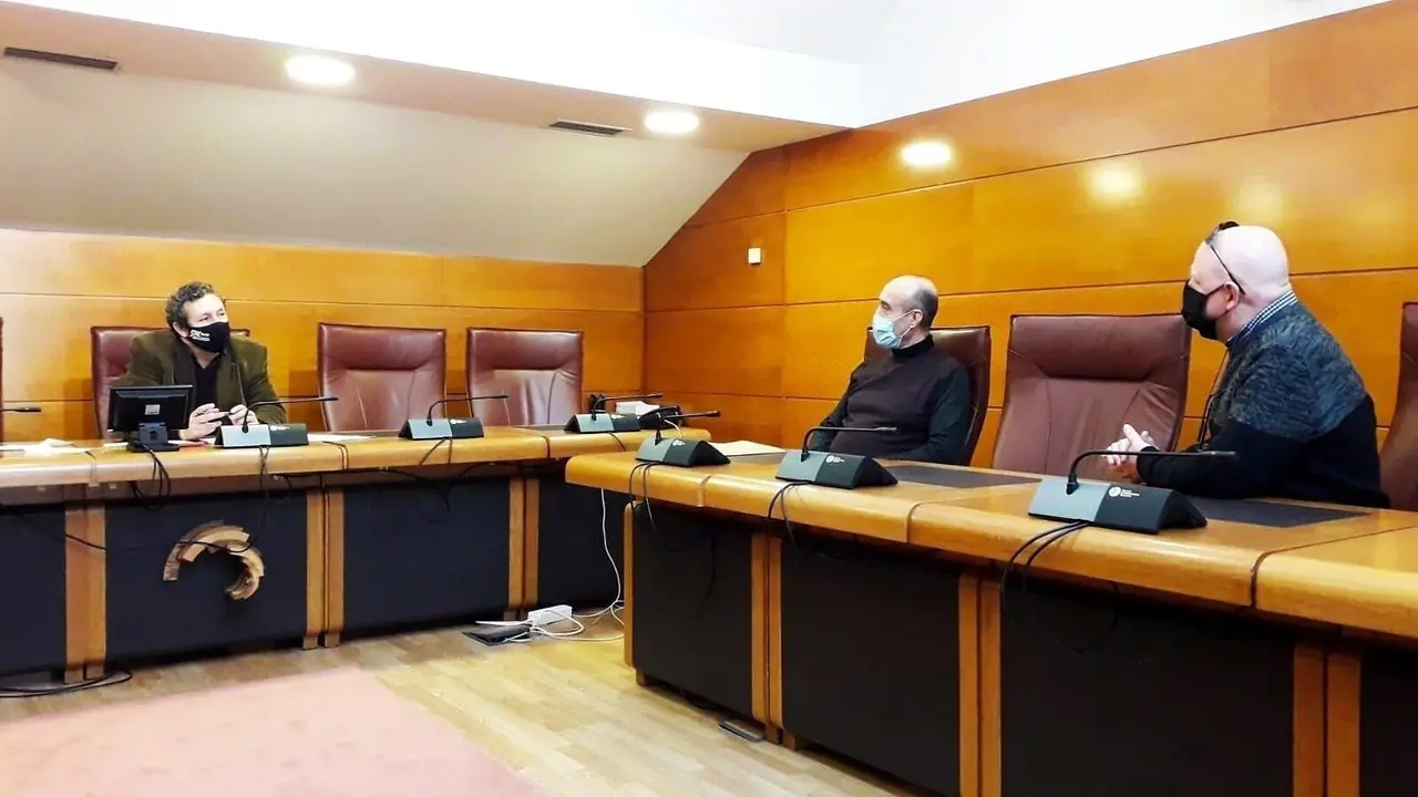 El portavoz parlamentario del PP, &Iacute;&ntilde;igo Fern&aacute;ndez, junto a representantes del colectivo de establecimientos y repartidores de comida a domicilio y productos de primera necesidad de Cantabria, Javier Grif&eacute; y Juan Manuel Sainz.